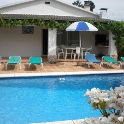 Вилла PALOMAS с бассейном, расположенная в урбанизации La Creu de Lloret в 5 км от Льорет де Мар