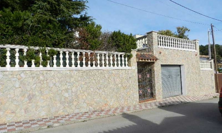 Villa ROSA BLANCA with pool, located in the urbanization Lloret Blau 6 km from Lloret de Mar