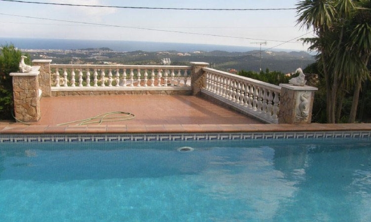 Villa ROSA BLANCA with pool, located in the urbanization Lloret Blau 6 km from Lloret de Mar