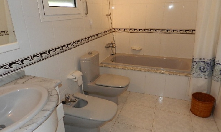 Вилла ROSA BLANCA с бассейном, расположенная в урбанизации Льорет Блау в 6 км от Льорет де Мар