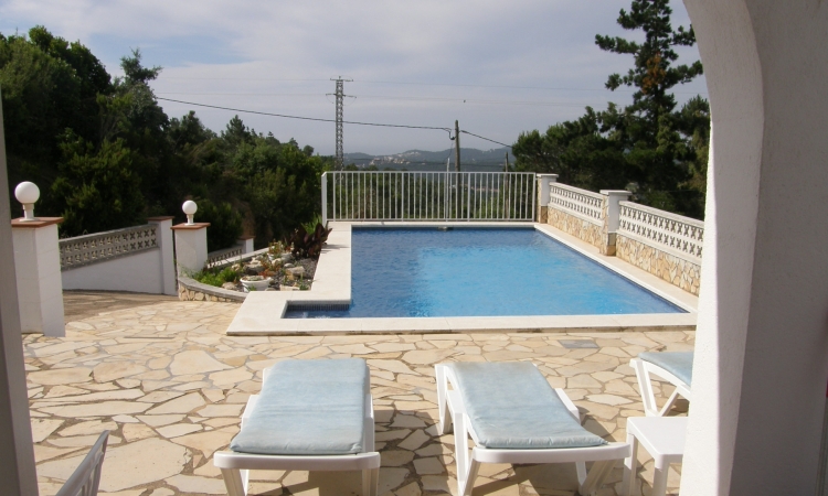 Вилла с бассейном, расположенная в урбанизации Ла Креу де Ллорет в 6 км от Льорет де Мар