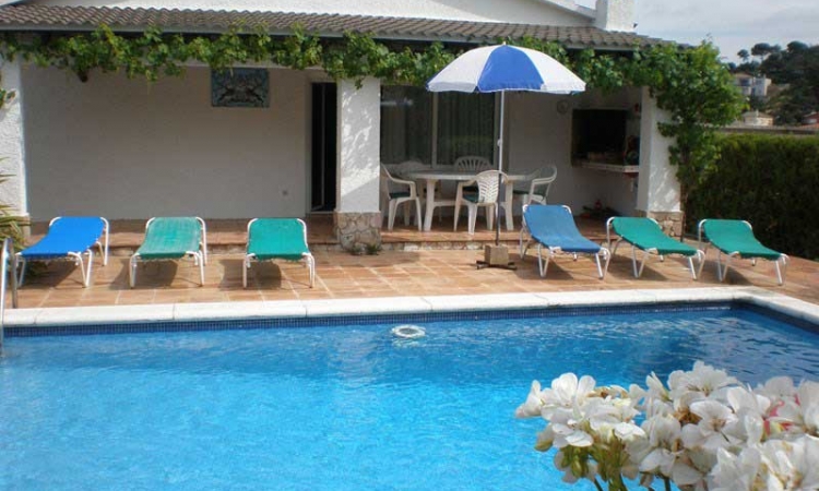 VillaPALOMAS with pool, located in the urbanization of La Creu de Lloret 5 km from Lloret de Mar