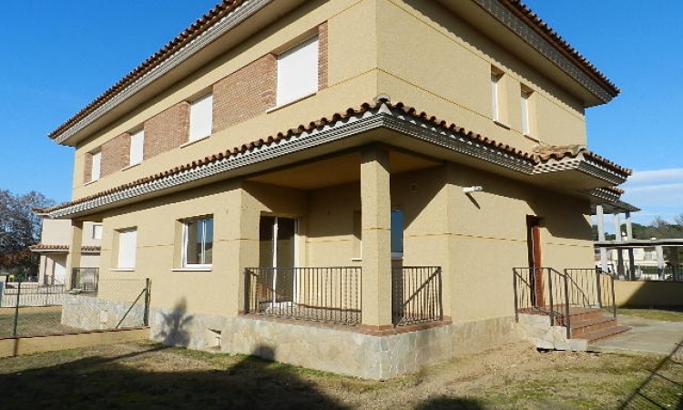 Коттедж в урбанизации Mas Flassia, в тихом жилом районе города Видререс (Vidreres)