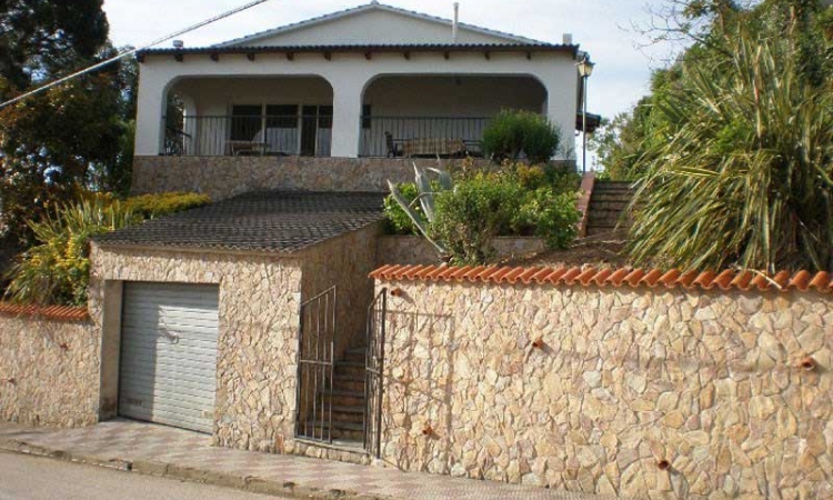 Вилла EVA с бассейном, расположенная в урбанизации Lloret Blau в 6 км от Льорет де Мар.