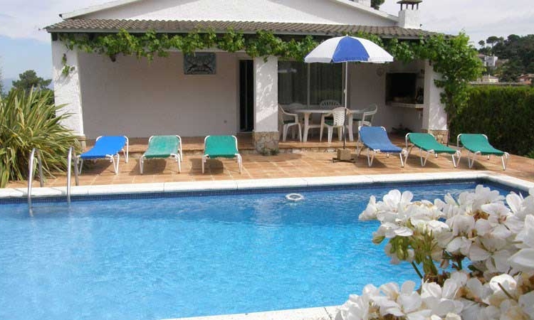 VillaPALOMAS with pool, located in the urbanization of La Creu de Lloret 5 km from Lloret de Mar