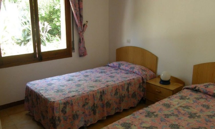 Вилла SOL I PINS с бассейном, расположенная в урбанизации Льорет Блау в 6 км от Льорет де Мар.