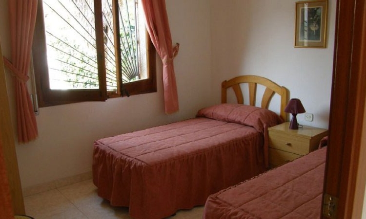 Вилла SOL I PINS с бассейном, расположенная в урбанизации Льорет Блау в 6 км от Льорет де Мар.