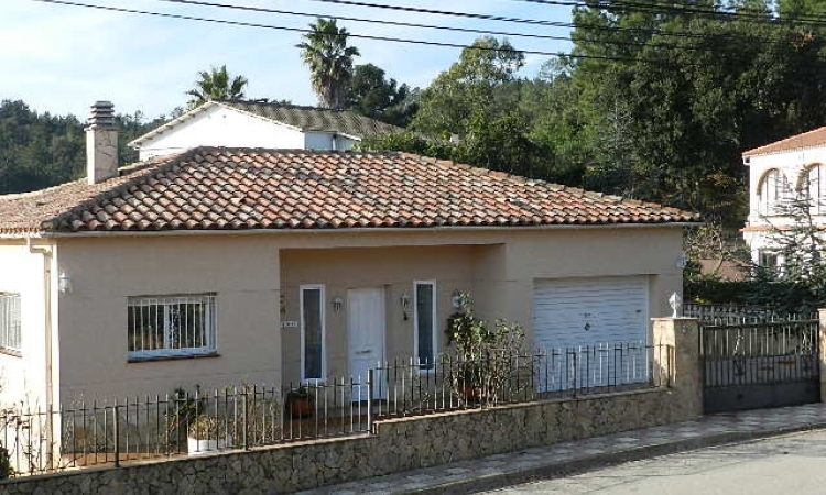 Вилла PRIMAVERA с бассейном, расположенная в урбанизации Льорет Верт в 5 км от Льорет де Мар