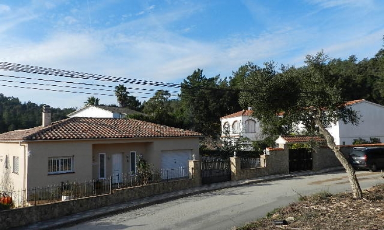 Вилла PRIMAVERA с бассейном, расположенная в урбанизации Льорет Верт в 5 км от Льорет де Мар