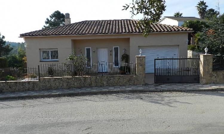 Вилла PRIMAVERA с бассейном, расположенная в урбанизации Льорет Верт в 5 км от Льорет де Мар