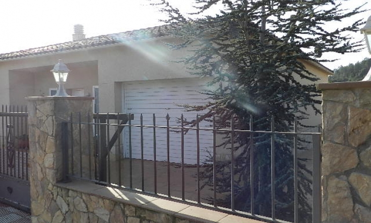 Вилла PRIMAVERA с бассейном, расположенная в урбанизации Льорет Верт в 5 км от Льорет де Мар