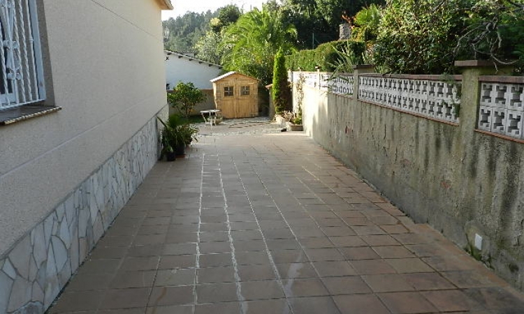 Вилла PRIMAVERA с бассейном, расположенная в урбанизации Льорет Верт в 5 км от Льорет де Мар