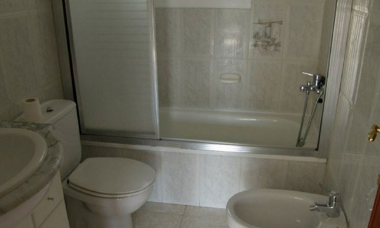 Вилла SOL I PINS с бассейном, расположенная в урбанизации Льорет Блау в 6 км от Льорет де Мар.