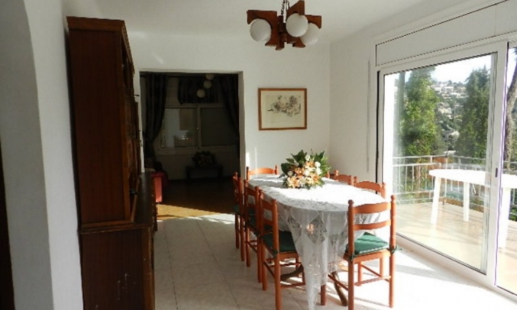 Вилла SOL I PINS с бассейном, расположенная в урбанизации Льорет Блау в 6 км от Льорет де Мар.