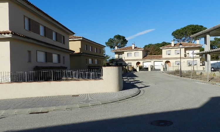 Коттедж в урбанизации Mas Flassia, в тихом жилом районе города Видререс (Vidreres)