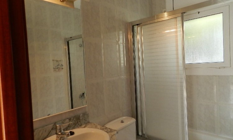 Вилла SOL I PINS с бассейном, расположенная в урбанизации Льорет Блау в 6 км от Льорет де Мар.